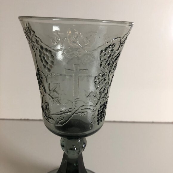 Tiara Exclusive Gray Glass Last Supper Cross Grape Vine Goblet Vintage T-292 #2 - Picture 5 of 7
